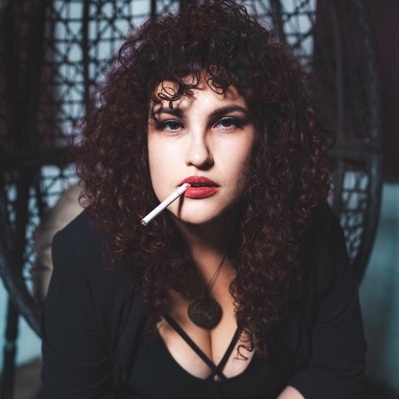 Meet your Posher, Chloe - Picture 4 of 7